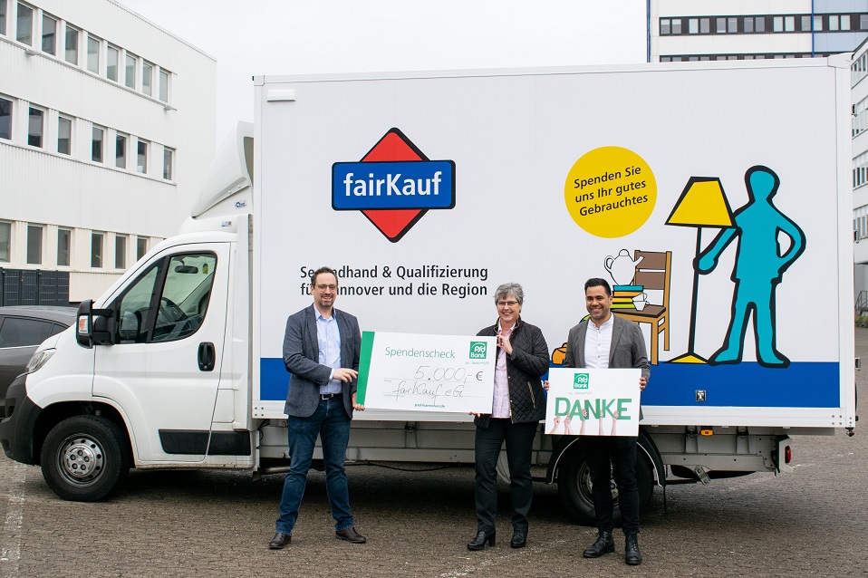 Bildunterschrift: Dominik Taube, Leiter Vertriebsmanagement der PSD Bank Hannover zusammen mit Nicola Barke, Geschäftsführende Vorständin und Van Hoang Chung, Bereichsleiter Soziale Arbeit bei der fairKauf eG (von links). Bildunterschrift: Dominik Taube, Leiter Vertriebsmanagement der PSD Bank Hannover zusammen mit Nicola Barke, Geschäftsführende Vorständin und Van Hoang Chung, Bereichsleiter Soziale Arbeit bei der fairKauf eG (von links).