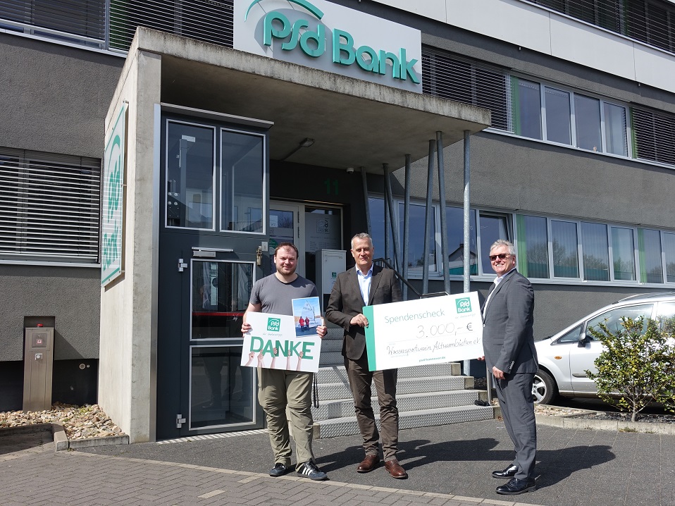 Bildunterschrift: Timo Engelberts, Ausbilder Jugendsegeln und Dr. Jens Knollmann, Schatzmeister beide vom WSV Altwarmbüchen e.V. bei der symbolischen Spendenscheckübergabe mit Holger Hammer, Vorstandssprecher der PSD Bank Hannover eG (von links). Foto: PSD Bank Hannover eG Bildunterschrift: Timo Engelberts, Ausbilder Jugendsegeln und Dr. Jens Knollmann, Schatzmeister beide vom WSV Altwarmbüchen e.V. bei der symbolischen Spendenscheckübergabe mit Holger Hammer, Vorstandssprecher der PSD Bank Hannover eG (von links). Foto: PSD Bank Hannover eG