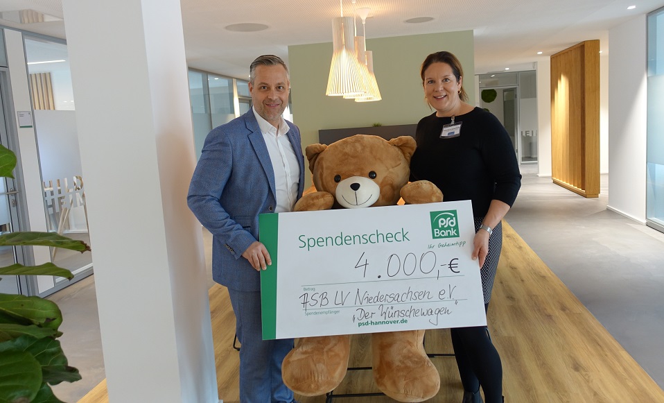 Torsten Krieger, Vorstandssprecher überreicht den symbolischen Spendenscheck an Julia-Marie Meisenburg, Projektleiterin des ASB-Wünschewagens. Torsten Krieger, Vorstandssprecher überreicht den symbolischen Spendenscheck an Julia-Marie Meisenburg, Projektleiterin des ASB-Wünschewagens.