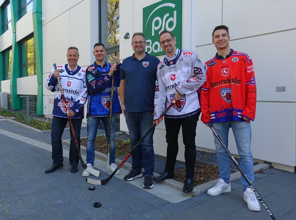 Torsten Krieger, Vorstandssprecher der PSD Bank Hannover, Spieler Igor Bacek (10), Andy Gysau, Geschäftsführer Indians, Dominik Taube, Leiter Vertriebsmanagement PSD Bank und Spieler Robin Palka (20) von links Torsten Krieger, Vorstandssprecher der PSD Bank Hannover, Spieler Igor Bacek (10), Andy Gysau, Geschäftsführer Indians, Dominik Taube, Leiter Vertriebsmanagement PSD Bank und Spieler Robin Palka (20) von links