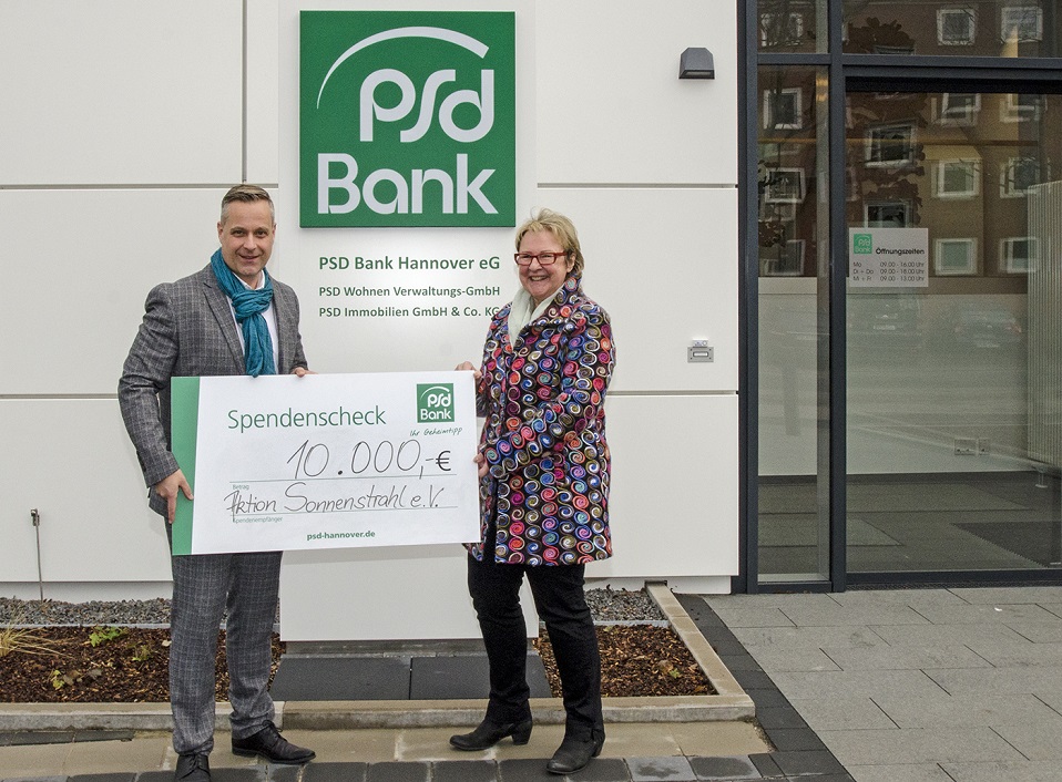 Bildunterschrift: Vorstandssprecher Torsten Krieger von der PSD Bank Hannover übergibt den symbolischen Spendenscheck an Sigrid Schubach-Kasten, Geschäftsführerin von Aktion Sonnenstrahl e.V. Foto: Aktion Sonnenstrahl Bildunterschrift: Vorstandssprecher Torsten Krieger von der PSD Bank Hannover übergibt den symbolischen Spendenscheck an Sigrid Schubach-Kasten, Geschäftsführerin von Aktion Sonnenstrahl e.V. Foto: Aktion Sonnenstrahl