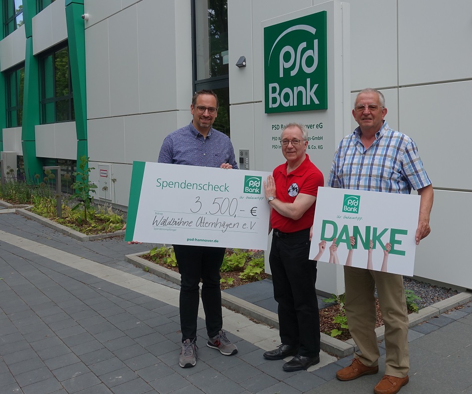 Dominik Taube, Leiter Vertriebsmanagement der PSD Bank Hannover übergibt den symbolischen Spendenscheck an Ralf Frank; Vorsitzender der Waldbühne Otternhagen e.V. und Jürgen Weimann, Vereinsmitglied und Spendeninitiator.