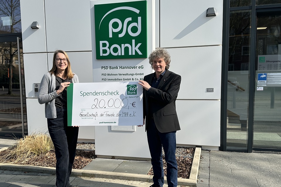 Dr. Eckhard Schenke, GdF-Vorstand der MHH nimmt den Spendenscheck von Antje Schneider, Spendenmanagement PSD Bank Hannover eG entgegen. © PSD Bank Hannover eG Dr. Eckhard Schenke, GdF-Vorstand der MHH nimmt den Spendenscheck von Antje Schneider, Spendenmanagement PSD Bank Hannover eG entgegen. © PSD Bank Hannover eG